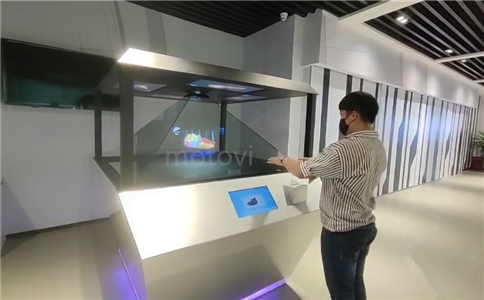 360度全息投影_3D全息展示柜_摩拓為工程案例_展廳現場參觀者與其互動