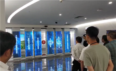 展廳應(yīng)用互動(dòng)滑軌屏_參觀者能夠深入了解展項(xiàng)更多的特色_炫酷的體驗(yàn)
