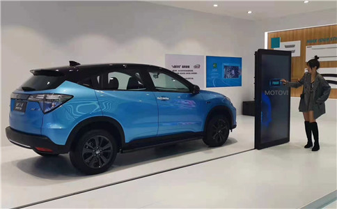 落地滑軌屏應(yīng)用于汽車展會(huì)