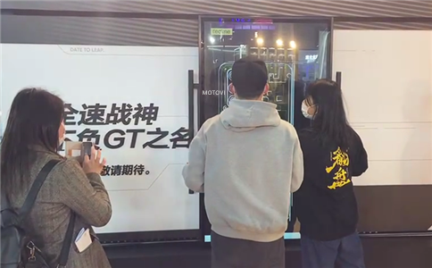 互動滑軌屏應(yīng)用于數(shù)字展廳設(shè)計_互動體驗